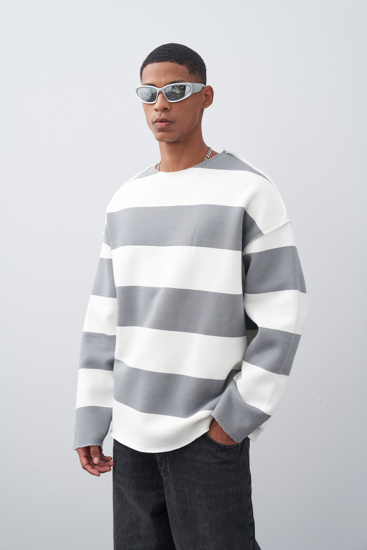 Gri Yaka Detaylı Şeritli Oversize Sweatshirt