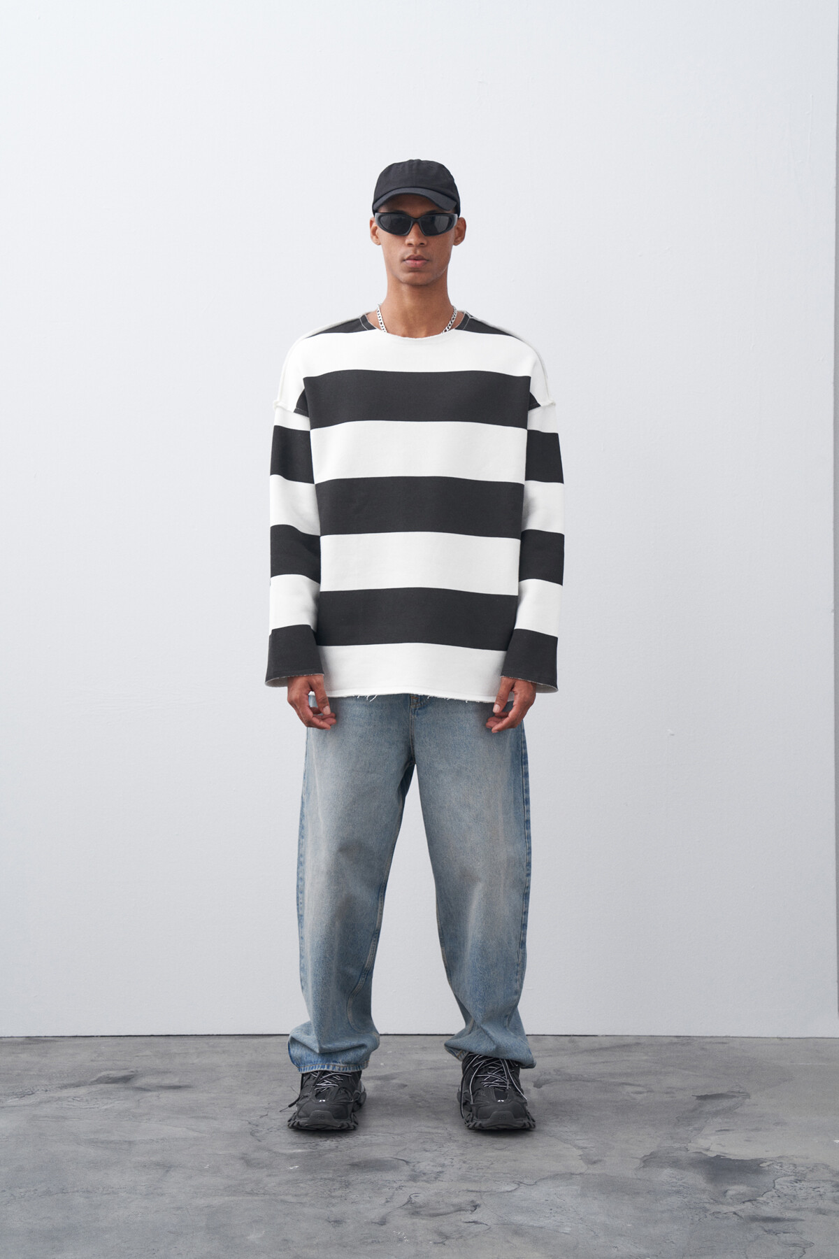 Siyah Yaka Detaylı Şeritli Oversize Sweatshirt