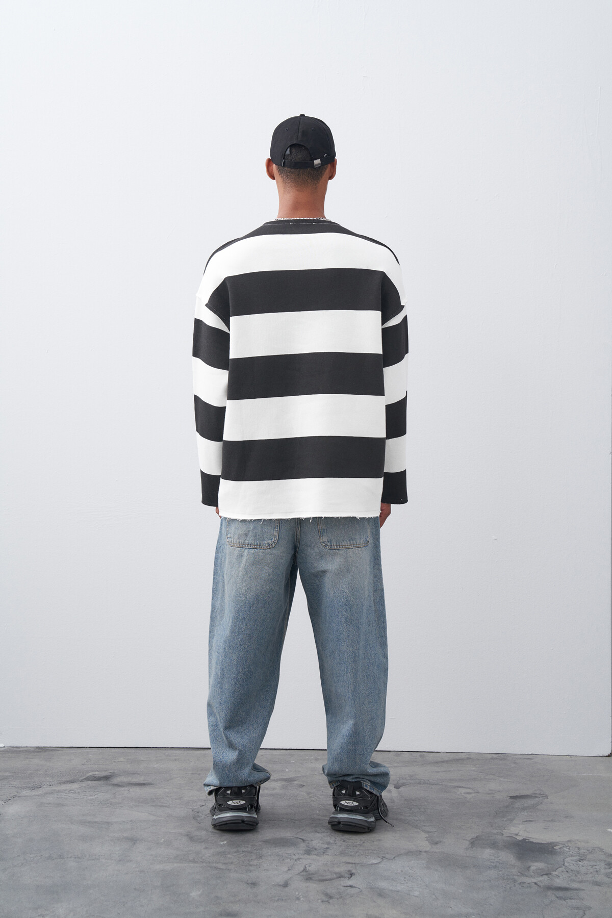 Siyah Yaka Detaylı Şeritli Oversize Sweatshirt